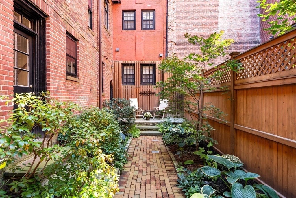 Boston, Massachusetts, 02108, United States, 3 Bedrooms Bedrooms, ,4 BathroomsBathrooms,Residential,Active,1960165