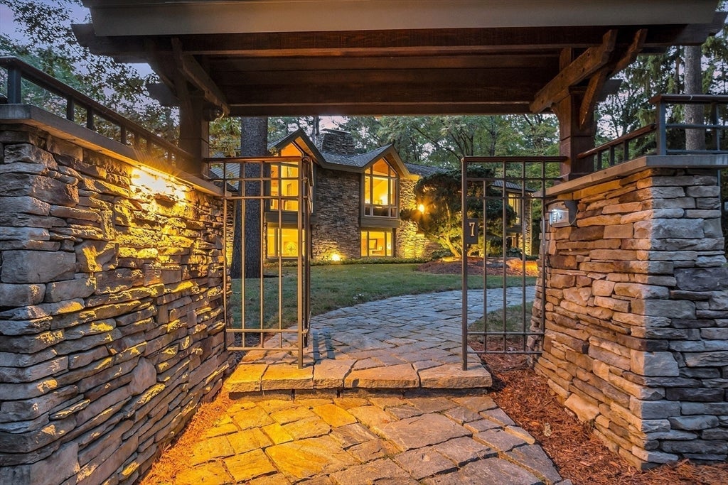 Lynnfield, Massachusetts, 01940, United States, 4 Bedrooms Bedrooms, ,3 BathroomsBathrooms,Residential,Active,1885013