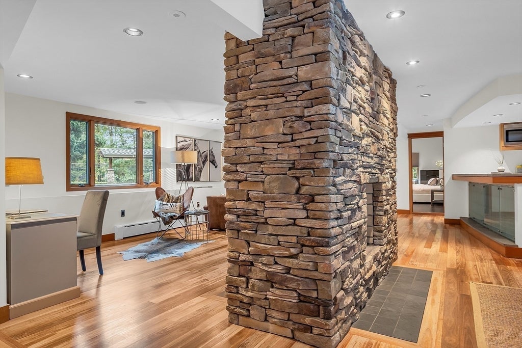 Lynnfield, Massachusetts, 01940, United States, 4 Bedrooms Bedrooms, ,3 BathroomsBathrooms,Residential,Active,1885013