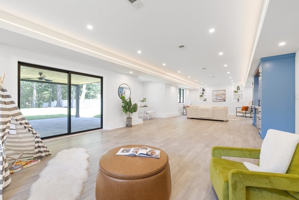 Newton, Massachusetts, 02461, United States, 5 Bedrooms Bedrooms, ,4 BathroomsBathrooms,Residential,Active,2013410