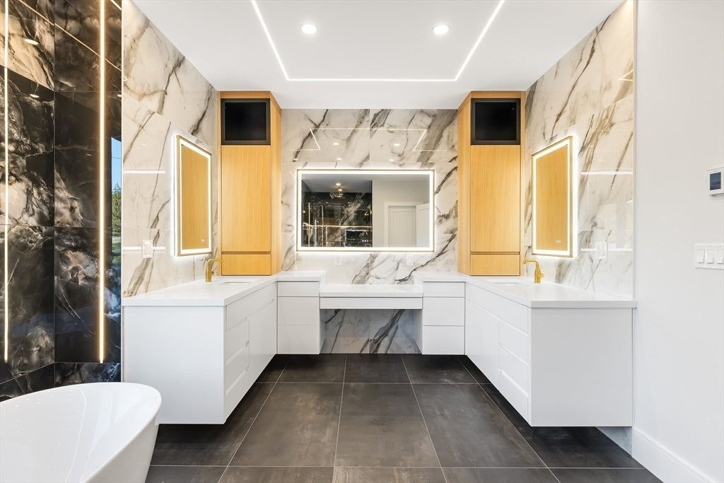 Newton, Massachusetts, 02461, United States, 5 Bedrooms Bedrooms, ,4 BathroomsBathrooms,Residential,Active,2013410