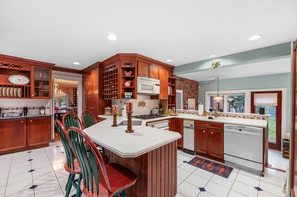 Swampscott, Massachusetts, 01907, United States, 6 Bedrooms Bedrooms, ,4 BathroomsBathrooms,Residential,Active,2007274