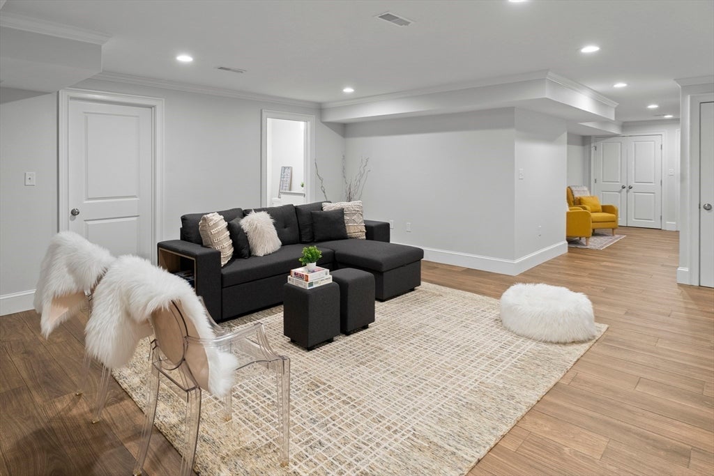 Newton, Massachusetts, 02458, United States, 4 Bedrooms Bedrooms, ,4 BathroomsBathrooms,Residential,Active,1934831