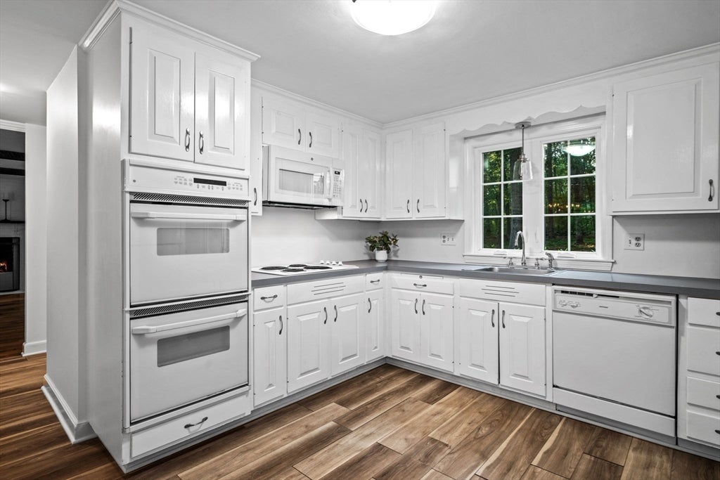 Boxford, Massachusetts, 01921, United States, 4 Bedrooms Bedrooms, ,4 BathroomsBathrooms,Residential,Active,1858684