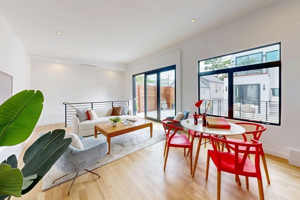 Cambridge, Massachusetts, 02141, United States, 4 Bedrooms Bedrooms, ,5 BathroomsBathrooms,Residential,Active,1945450