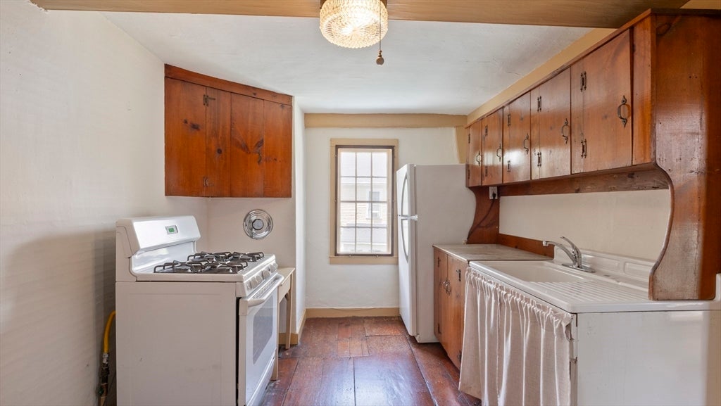 Newbury, Massachusetts, 01951, United States, 5 Bedrooms Bedrooms, ,3 BathroomsBathrooms,Residential,Active,1945051