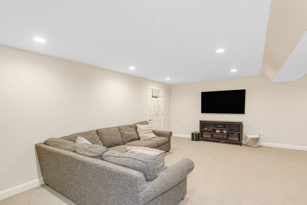 Ipswich, Massachusetts, 01938, United States, 4 Bedrooms Bedrooms, ,3 BathroomsBathrooms,Residential,Active,1922346