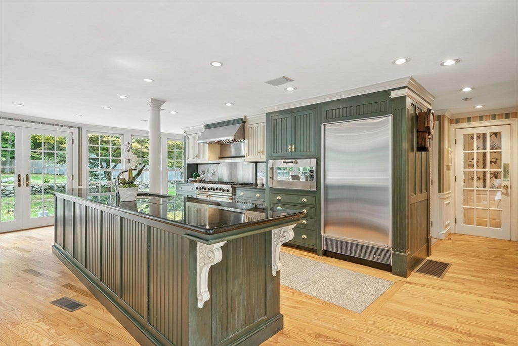 Topsfield, Massachusetts, 01983, United States, 6 Bedrooms Bedrooms, ,4 BathroomsBathrooms,Residential,Active,1936130