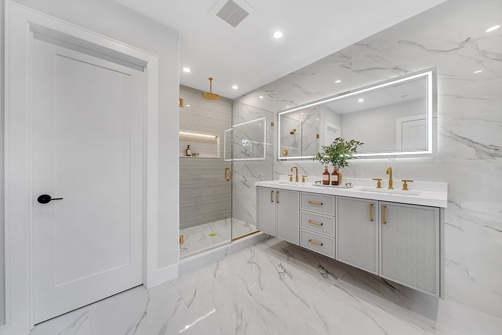 Newton, Massachusetts, 02461, United States, 5 Bedrooms Bedrooms, ,4 BathroomsBathrooms,Residential,Active,2013410