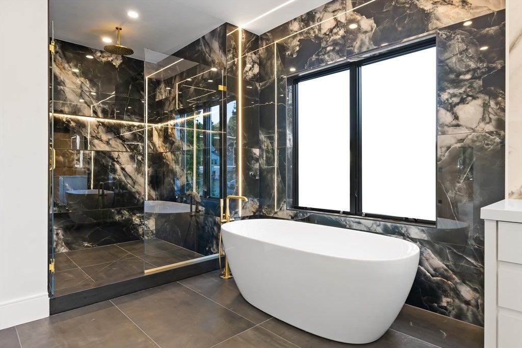 Newton, Massachusetts, 02461, United States, 5 Bedrooms Bedrooms, ,4 BathroomsBathrooms,Residential,Active,2013410