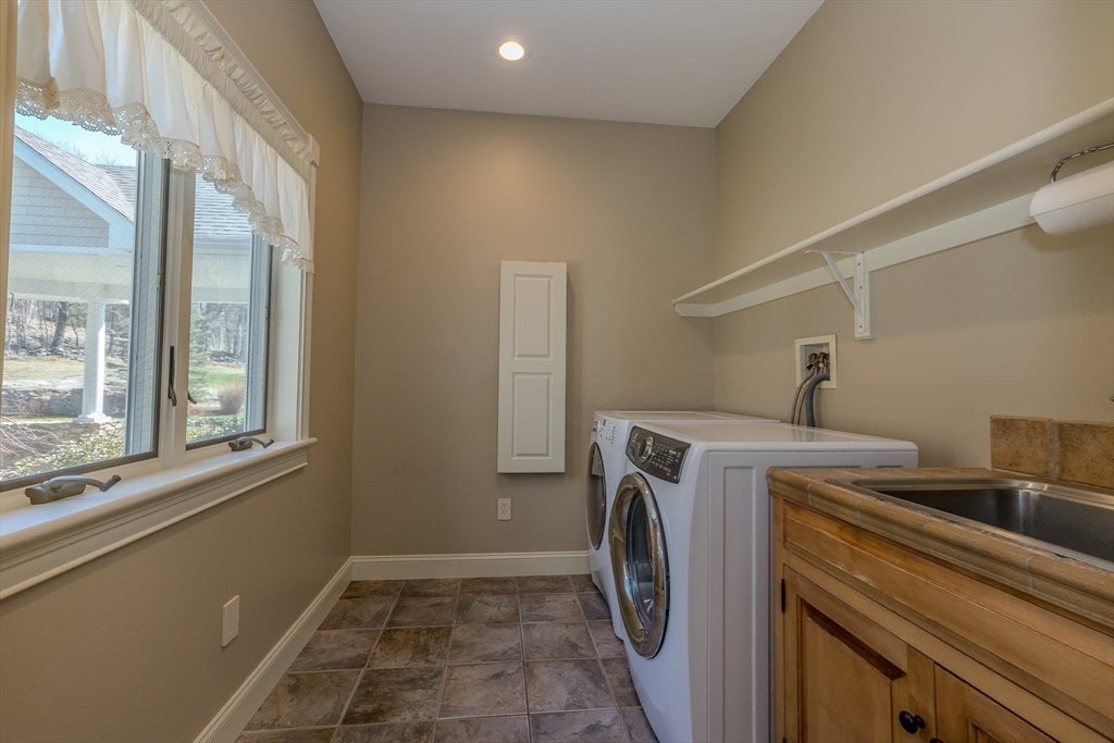 Pittsfield, New Hampshire, 03263, United States, 4 Bedrooms Bedrooms, ,5 BathroomsBathrooms,Residential,Active,1860238