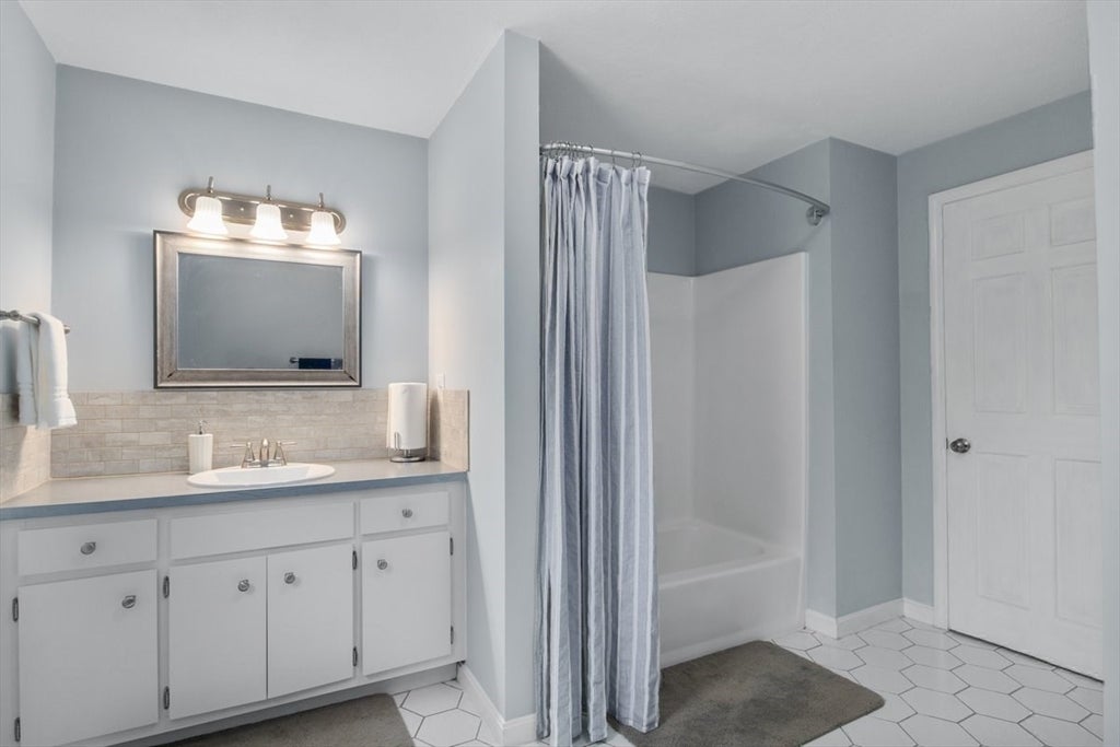 Foxboro, Massachusetts, 02035, United States, 5 Bedrooms Bedrooms, ,4 BathroomsBathrooms,Residential,Active,1904724