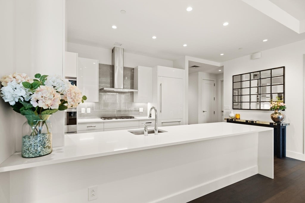 Boston, Massachusetts, 02210, United States, 2 Bedrooms Bedrooms, ,3 BathroomsBathrooms,Residential,Active,1993631