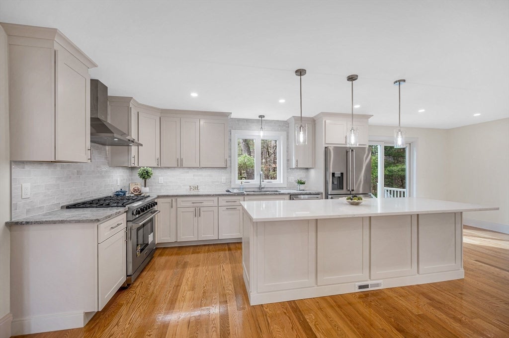 Wilmington, Massachusetts, 01887, United States, 4 Bedrooms Bedrooms, ,3 BathroomsBathrooms,Residential,Active,2043113