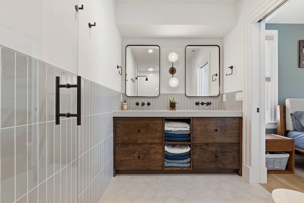 Newburyport, Massachusetts, 01950, United States, 3 Bedrooms Bedrooms, ,3 BathroomsBathrooms,Residential,Active,2045757