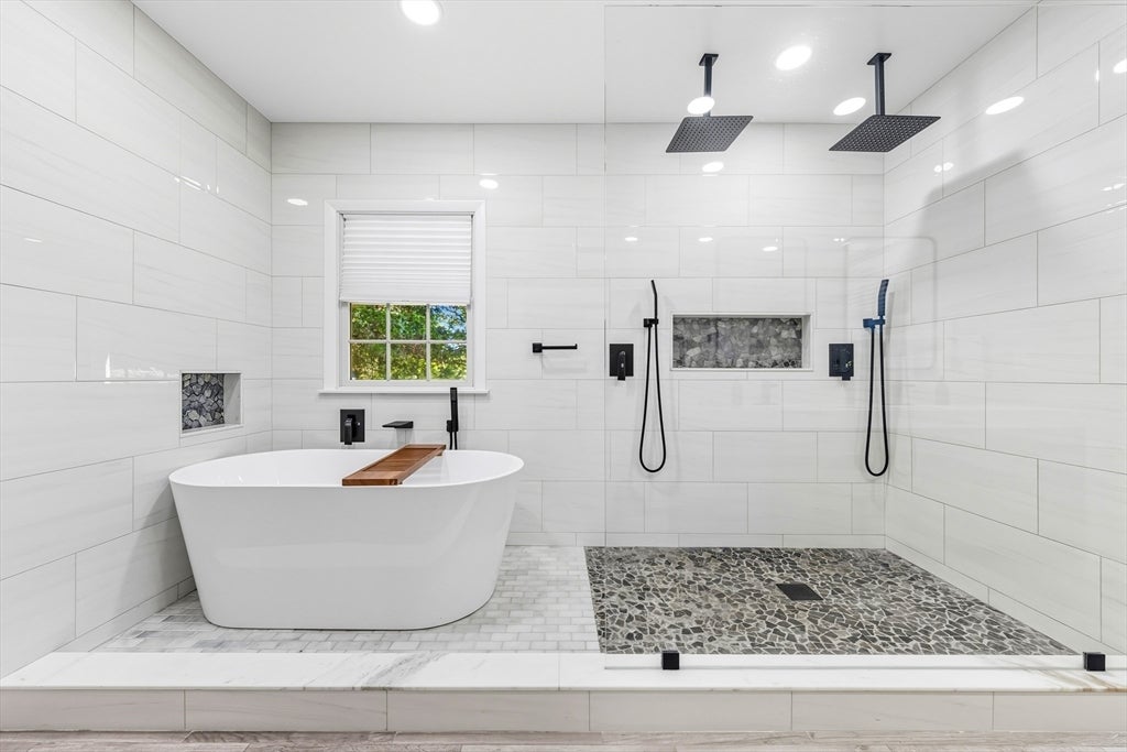 Smithfield, Rhode Island, 02917, United States, 3 Bedrooms Bedrooms, ,2 BathroomsBathrooms,Residential,Active,1963267