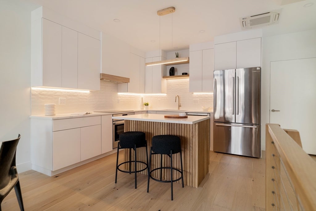 Cambridge, Massachusetts, 02141, United States, 5 Bedrooms Bedrooms, ,5 BathroomsBathrooms,Residential,Active,1942403
