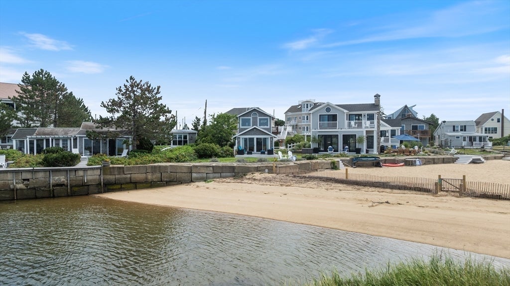 Newburyport, Massachusetts, 01950, United States, 2 Bedrooms Bedrooms, ,1 BathroomBathrooms,Residential,Active,1920272