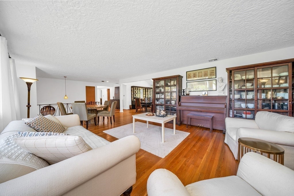 Weston, Massachusetts, 02493, United States, 5 Bedrooms Bedrooms, ,3 BathroomsBathrooms,Residential,Active,2044181