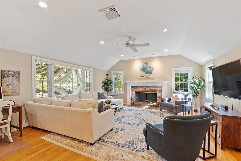Westborough, Massachusetts, 01581, United States, 4 Bedrooms Bedrooms, ,3 BathroomsBathrooms,Residential,Active,1943801