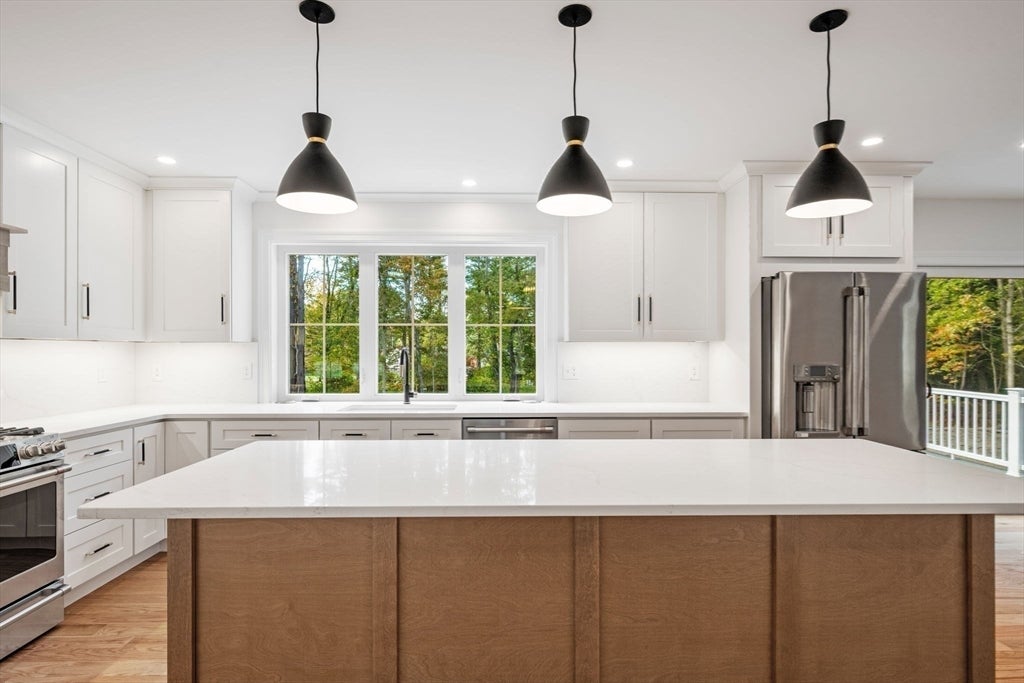 Topsfield, Massachusetts, 01983, United States, 4 Bedrooms Bedrooms, ,3 BathroomsBathrooms,Residential,Active,1962184