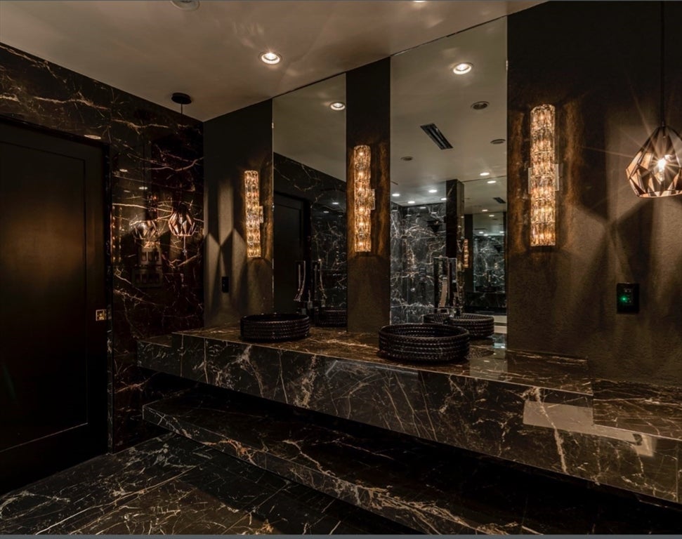 Easton, Massachusetts, 02375, United States, 4 Bedrooms Bedrooms, ,5 BathroomsBathrooms,Residential,Active,1973645