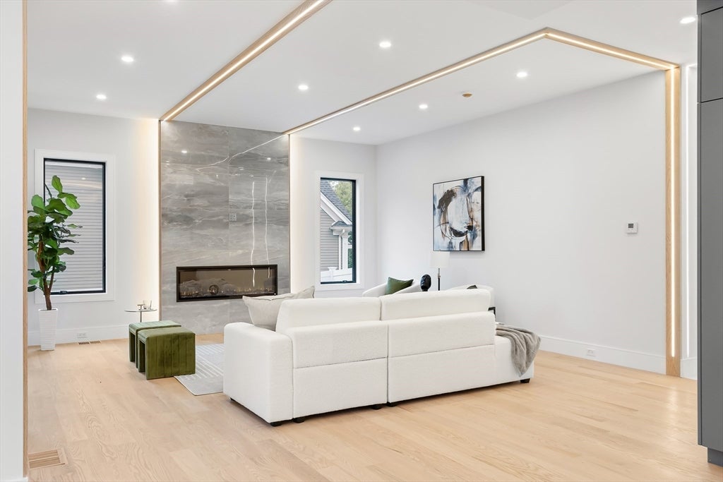 Newton, Massachusetts, 02461, United States, 5 Bedrooms Bedrooms, ,4 BathroomsBathrooms,Residential,Active,2013426