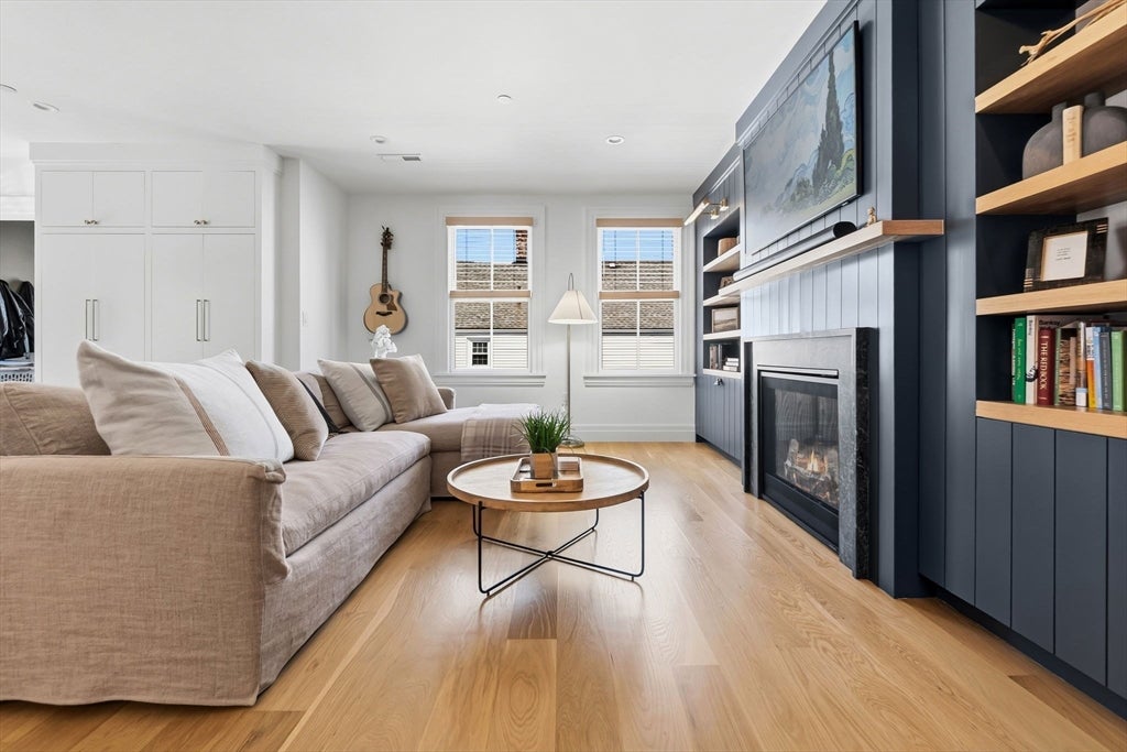 Newburyport, Massachusetts, 01950, United States, 3 Bedrooms Bedrooms, ,3 BathroomsBathrooms,Residential,Active,2045757