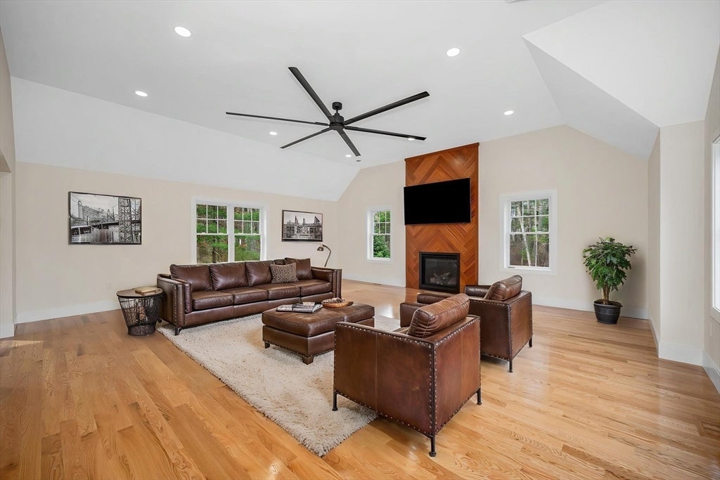 Wilmington, Massachusetts, 01887, United States, 4 Bedrooms Bedrooms, ,3 BathroomsBathrooms,Residential,Active,2043113