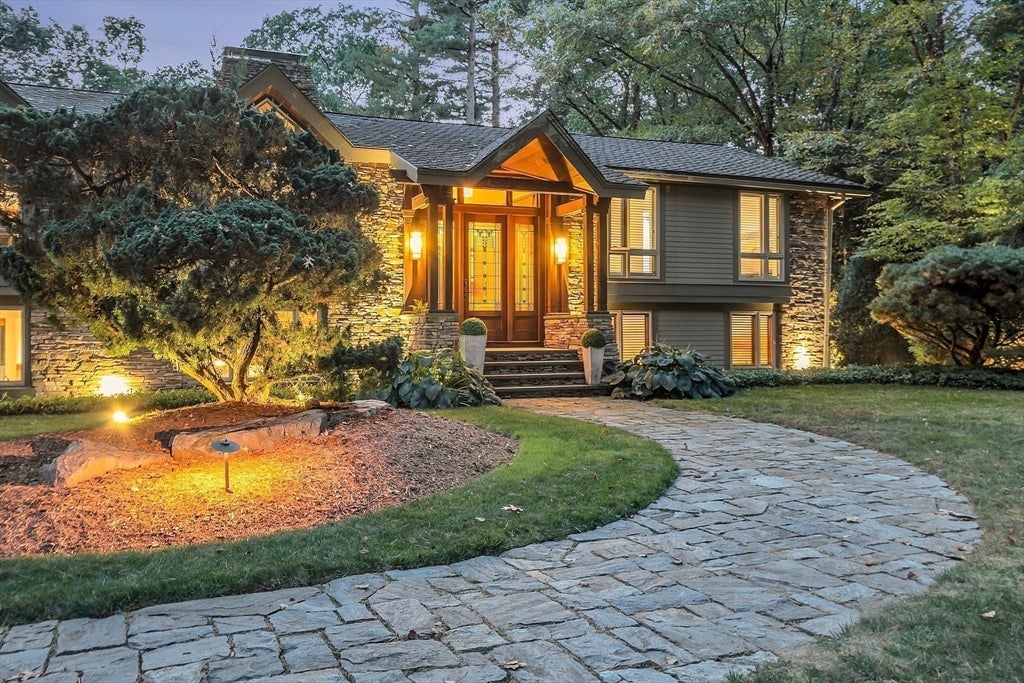Lynnfield, Massachusetts, 01940, United States, 4 Bedrooms Bedrooms, ,3 BathroomsBathrooms,Residential,Active,1885013