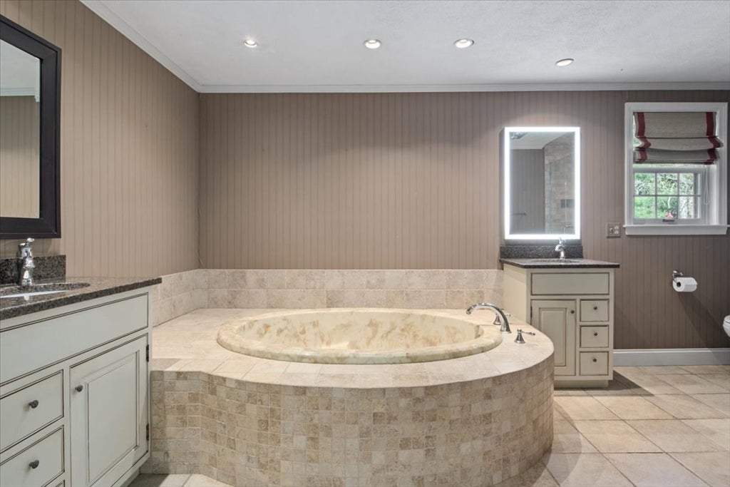 Medfield, Massachusetts, 02052, United States, 5 Bedrooms Bedrooms, ,4 BathroomsBathrooms,Residential,Active,1790178