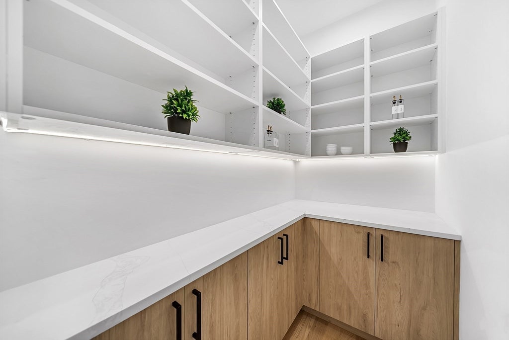 Newton, Massachusetts, 02461, United States, 5 Bedrooms Bedrooms, ,4 BathroomsBathrooms,Residential,Active,2013426