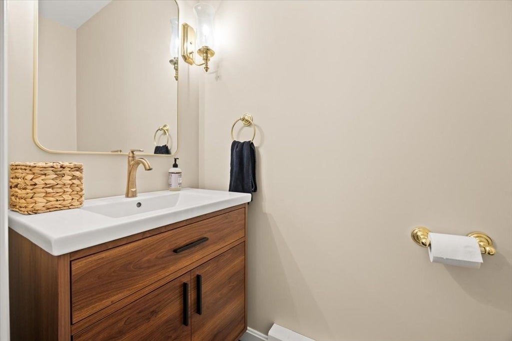 Bourne, Massachusetts, 02532, United States, 4 Bedrooms Bedrooms, ,4 BathroomsBathrooms,Residential,Active,2052070