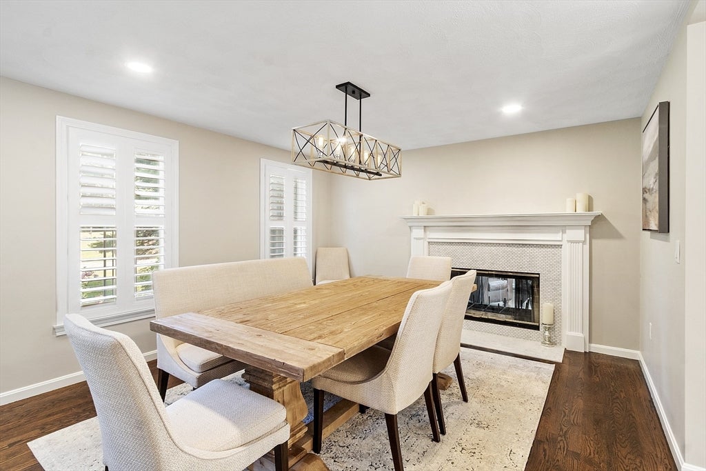 Middleton, Massachusetts, 01949, United States, 4 Bedrooms Bedrooms, ,4 BathroomsBathrooms,Residential,Active,1941131