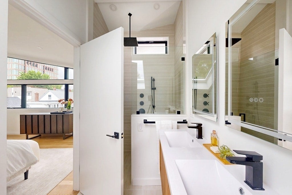 Cambridge, Massachusetts, 02141, United States, 3 Bedrooms Bedrooms, ,3 BathroomsBathrooms,Residential,Active,1945532