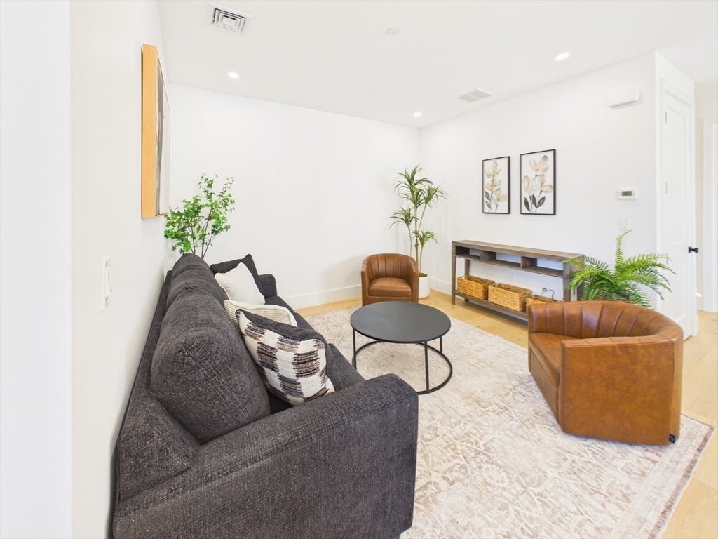 Boston, Massachusetts, 02127, United States, 4 Bedrooms Bedrooms, ,4 BathroomsBathrooms,Residential,Active,2043287