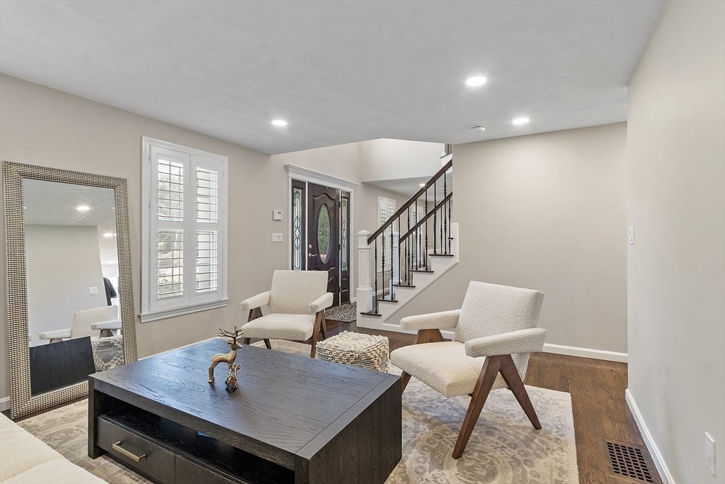 Middleton, Massachusetts, 01949, United States, 4 Bedrooms Bedrooms, ,4 BathroomsBathrooms,Residential,Active,1941131