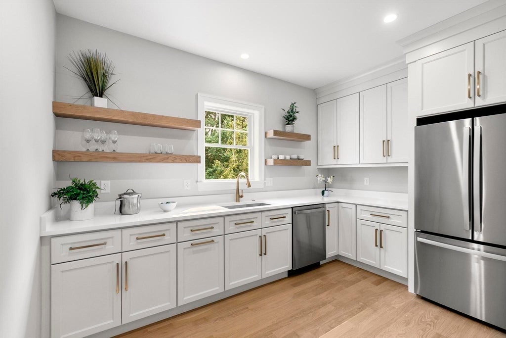 Burlington, Massachusetts, 01803, United States, 5 Bedrooms Bedrooms, ,5 BathroomsBathrooms,Residential,Active,1909077