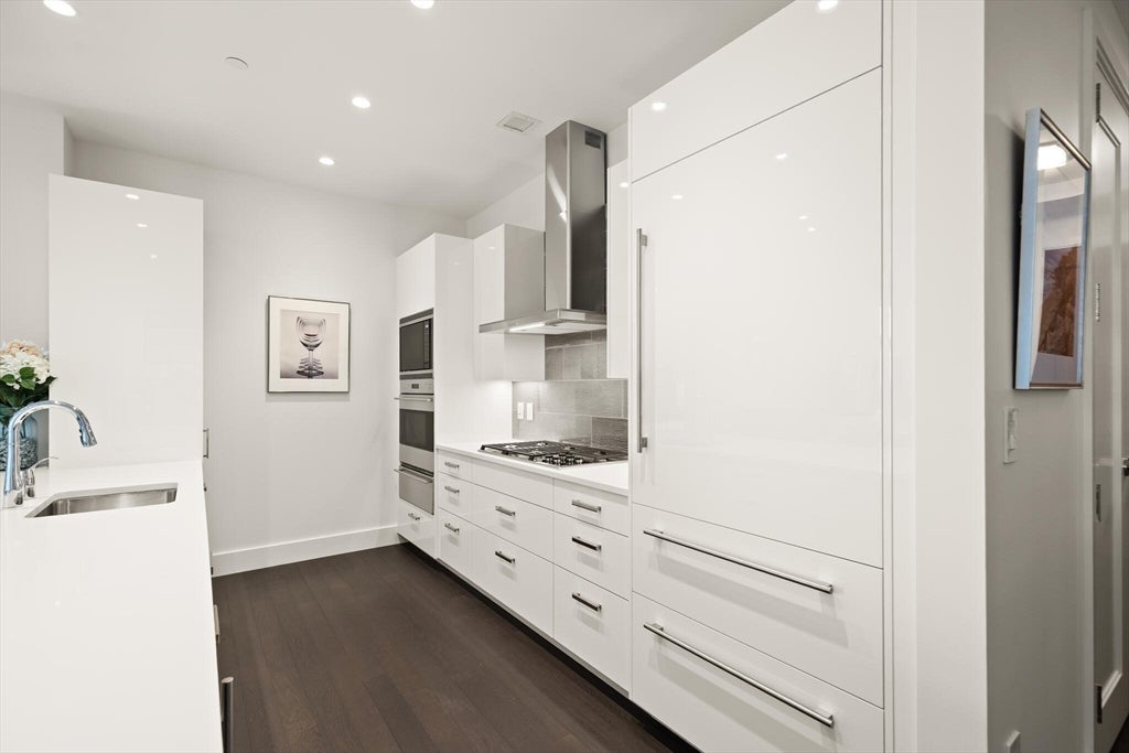 Boston, Massachusetts, 02210, United States, 2 Bedrooms Bedrooms, ,3 BathroomsBathrooms,Residential,Active,1993631