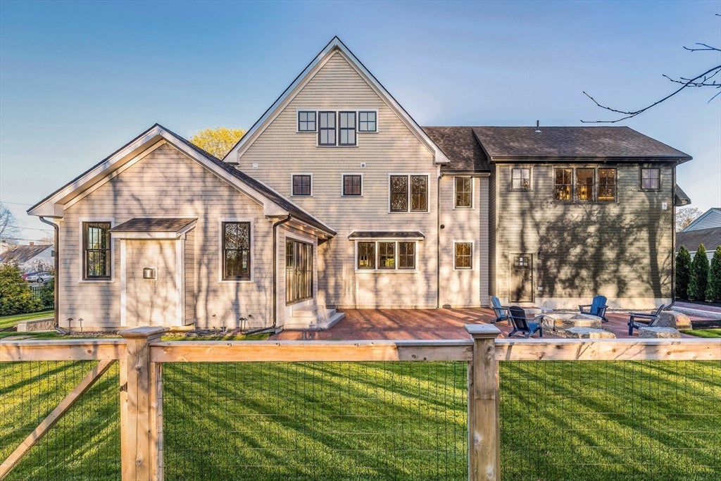 Newburyport, Massachusetts, 01950, United States, 4 Bedrooms Bedrooms, ,6 BathroomsBathrooms,Residential,Active,2043835