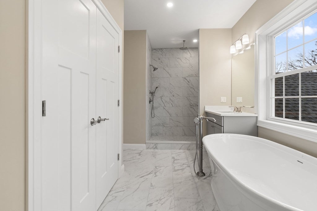 Andover, Massachusetts, 01810, United States, 4 Bedrooms Bedrooms, ,3 BathroomsBathrooms,Residential,Active,1990653