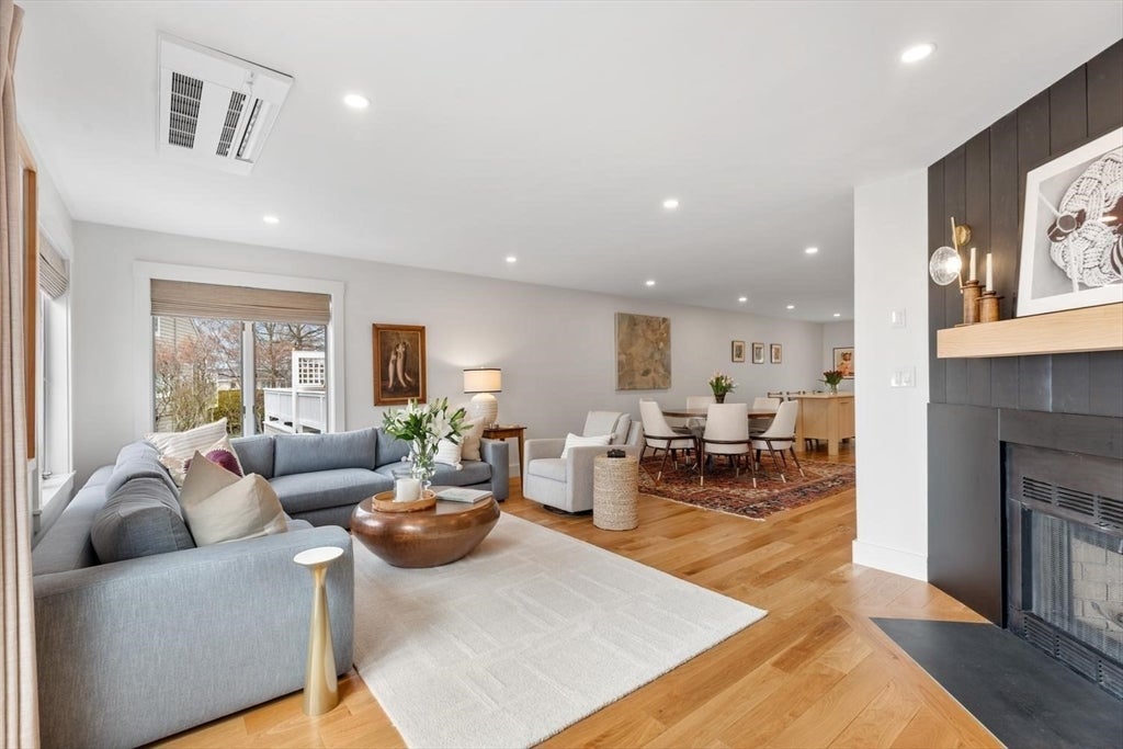 Gloucester, Massachusetts, 01930, United States, 2 Bedrooms Bedrooms, ,3 BathroomsBathrooms,Residential,Active,2043789