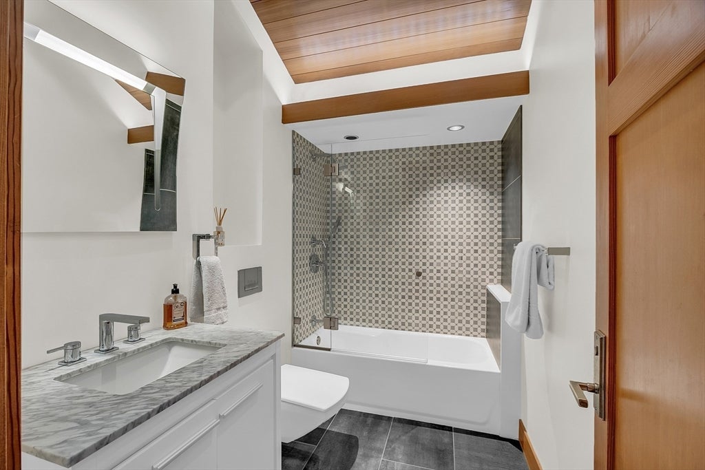 Lynnfield, Massachusetts, 01940, United States, 4 Bedrooms Bedrooms, ,3 BathroomsBathrooms,Residential,Active,1885013