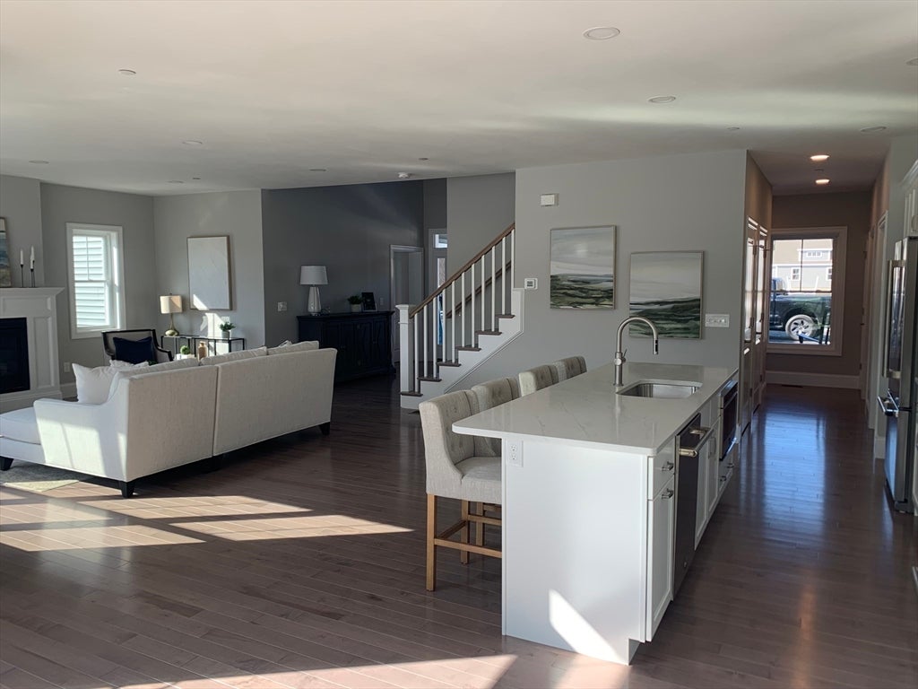 Hudson, New Hampshire, 03051, United States, 5 Bedrooms Bedrooms, ,5 BathroomsBathrooms,Residential,Active,2007997