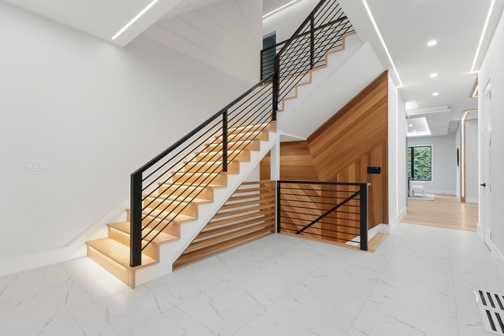 Newton, Massachusetts, 02461, United States, 5 Bedrooms Bedrooms, ,4 BathroomsBathrooms,Residential,Active,2013433