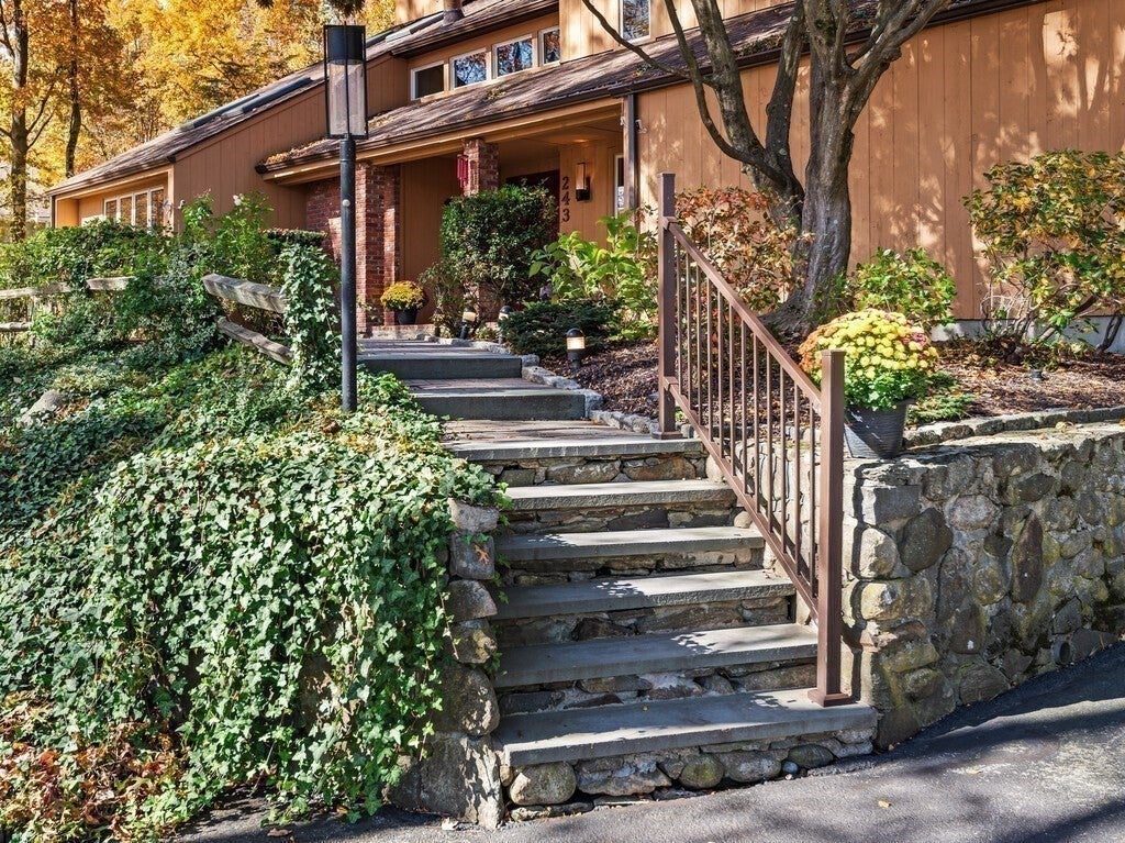 Shrewsbury, Massachusetts, 01545, United States, 4 Bedrooms Bedrooms, ,5 BathroomsBathrooms,Residential,Active,1968373