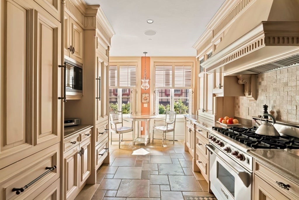 Boston, Massachusetts, 02108, United States, 3 Bedrooms Bedrooms, ,4 BathroomsBathrooms,Residential,Active,1960165