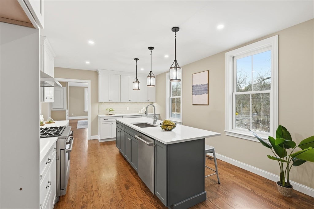 Andover, Massachusetts, 01810, United States, 4 Bedrooms Bedrooms, ,5 BathroomsBathrooms,Residential,Active,2002339