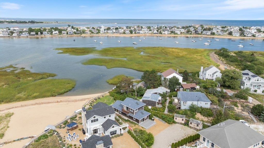 Newburyport, Massachusetts, 01950, United States, 2 Bedrooms Bedrooms, ,1 BathroomBathrooms,Residential,Active,1920272