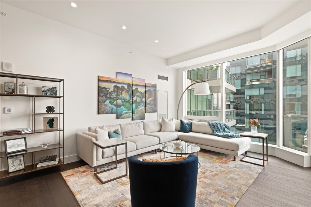 Boston, Massachusetts, 02210, United States, 2 Bedrooms Bedrooms, ,3 BathroomsBathrooms,Residential,Active,1993631